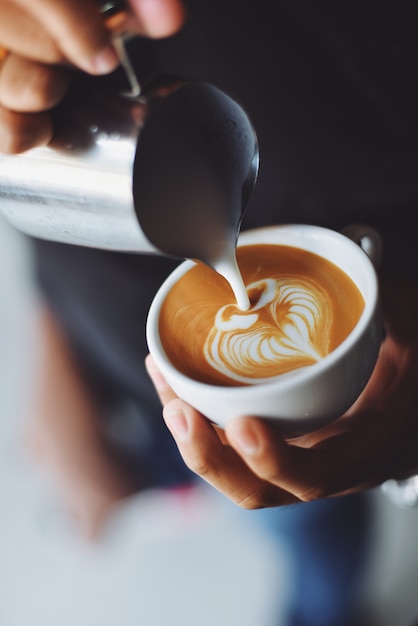 Cafeteira com Jarra Inox: Qual a Melhor Escolha para Preservar o Sabor e o Aconchego
